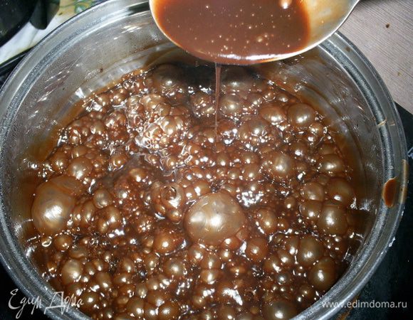К концу варки глазурь заметно загустеет и крупные пузырьки будут медленно лопаться. Это признак готовности. Если варить дальше, вместо глазури получим шоколадную карамель)))