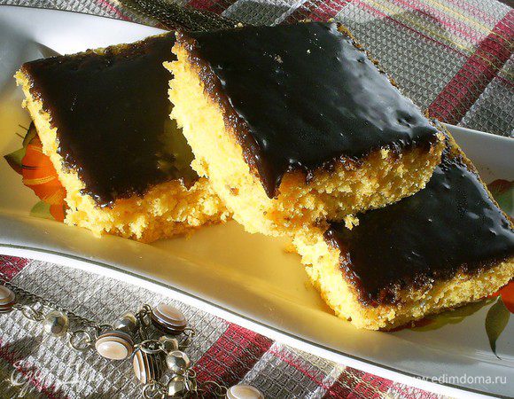 Готовый пирог покрываем глазурью. Даем ей застыть, она останется мягкой, но будет очень густой. А теперь можно дегустировать! Приятного аппетита!!!