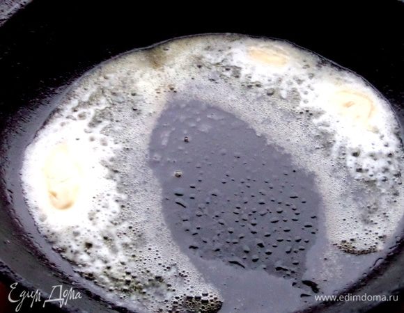 Масло растопить в сковороде.