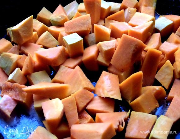 Тыкву очистить.нарезать на кубики и обжарить в масле.