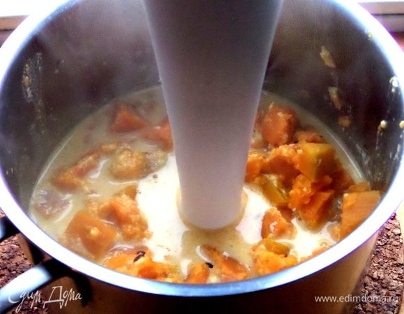 Переложить в высокую ёмкость и взбить блендером.