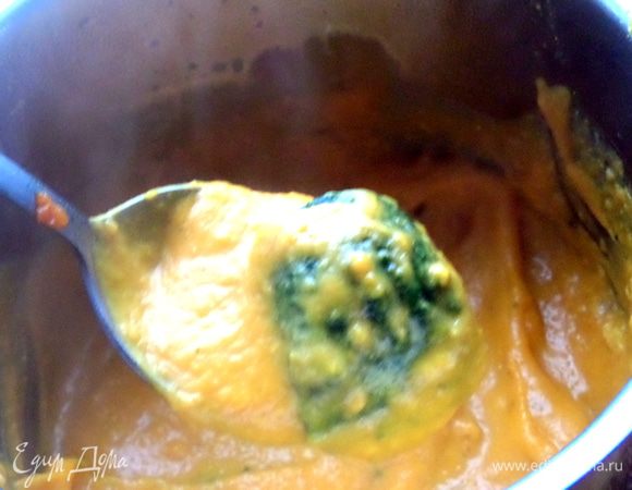 Тут мне захотелось добавить замороженный шпинат,пару кубиков по 25 грамм. Мешая в горячем,шпинат быстро растворяется в тыкве и не теряет своих витаминов.