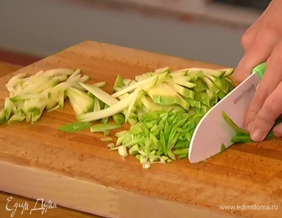 Цукини нарезать соломкой.