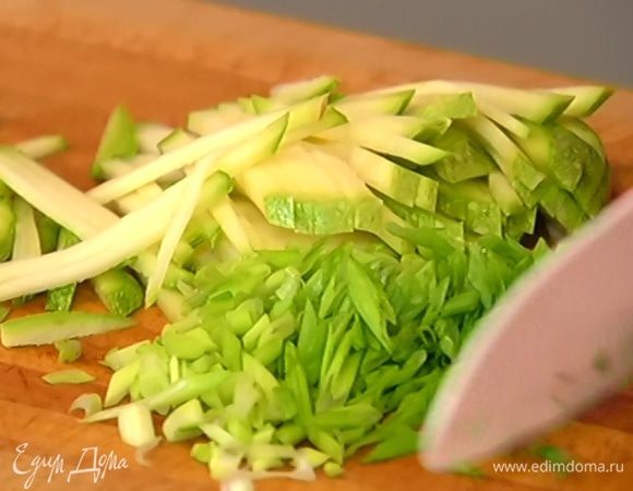 Зеленый лук нарезать тонко наискосок.