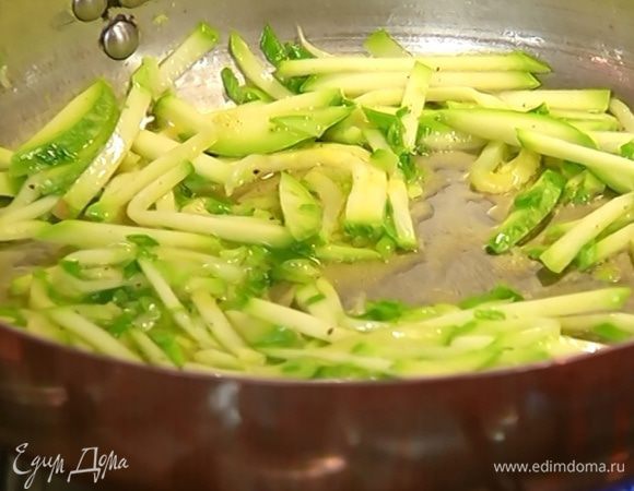 Разогреть в сковороде оливковое масло, выложить цукини и зеленый лук, посолить, поперчить и обжарить так, чтобы цукини оставался слегка хрустящим.