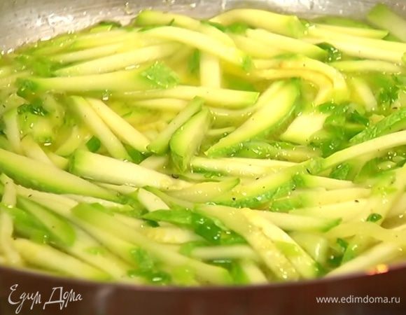 Влить в сковороду с овощами белое вино и перемешать.