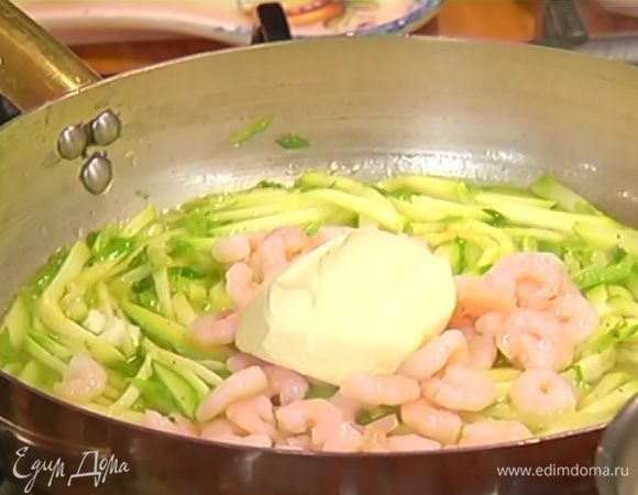 Добавить креветки, сметану и готовые макароны, все перемешать и прогревать на небольшом огне еще пару минут.