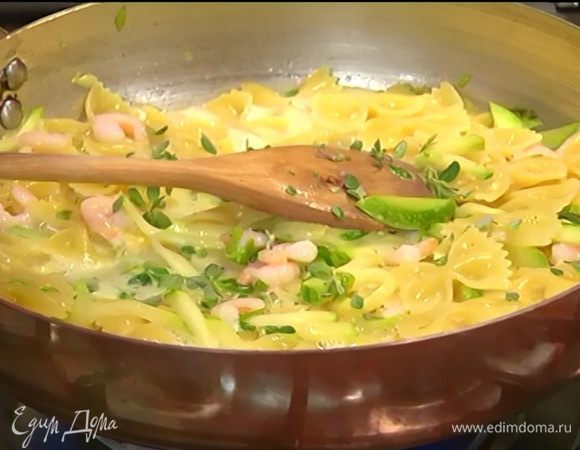 Майоран измельчить руками, добавить в сковороду с макаронами, перемешать и снять с огня.