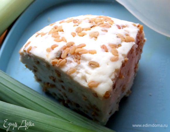 Подаём с сыром бри или вот с таким творожным сыром с семечками... Я покупаю с разными для пробы и ем с кофе (мои мужчины почему-то не любят с семечками).