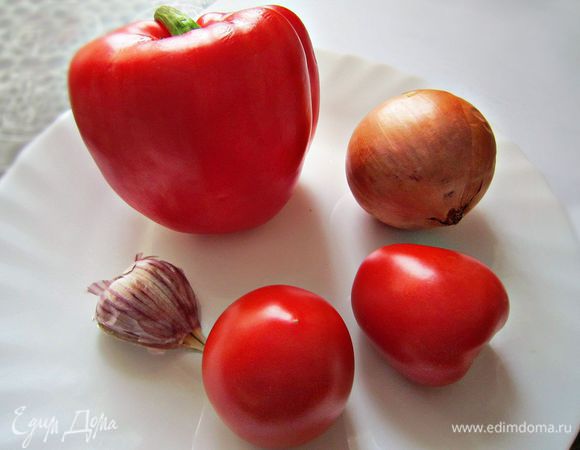 Подготовить репчатый лук, перец, помидор, чеснок.