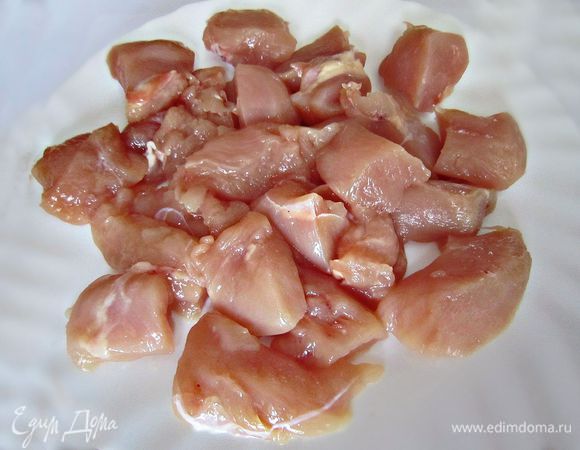 Филе цыпленка промыть (я использовала грудку), обсушить, нарезать небольшими кусочками, приправить измельчённым чесноком и соком лимона, посолить по вкусу.