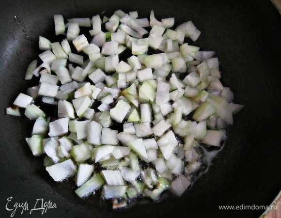 Лук нарезать мелкими кубиками и обжарить на растительном масле до золотистого цвета.