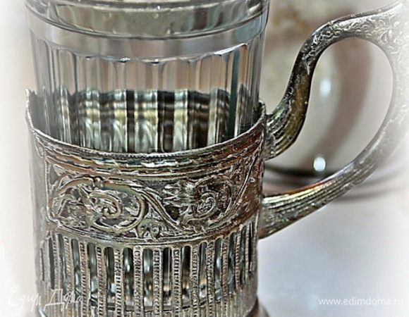 Долить в емкость с миндалем стакан воды, продолжить перемалывать. 