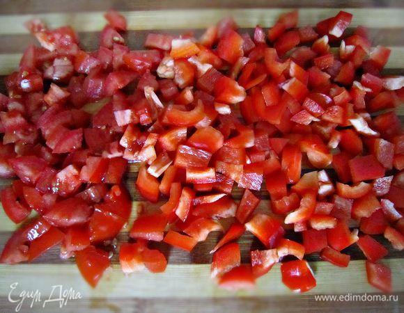 Перец и помидор нарезать также небольшими кубиками и добавить к луку. Тушить 3 мин.