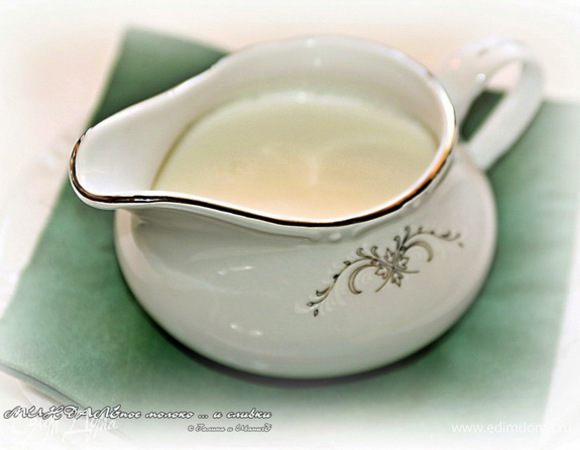 Сольем их в молочник.
И пусть пока стоят. Ждут своего часа.
