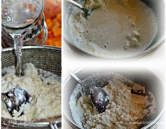 А в оставшуюся массу добавим еще два стакана воды. Ибо пропорция выжимки из миндаля – один к трем. Выльем, размешаем и еще раз хорошо отожмем.