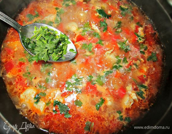 За 3 минуты до окончания тушения добавить зелень петрушки.