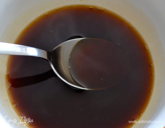 Начнем с приготовления крема-мусса. Желатин замочить в холодной воде и дайте ему набухнуть минут 10. Затем отжать от лишней жидкости и растворить в горячем свежесваренном кофе. Дать ему немного остыть.