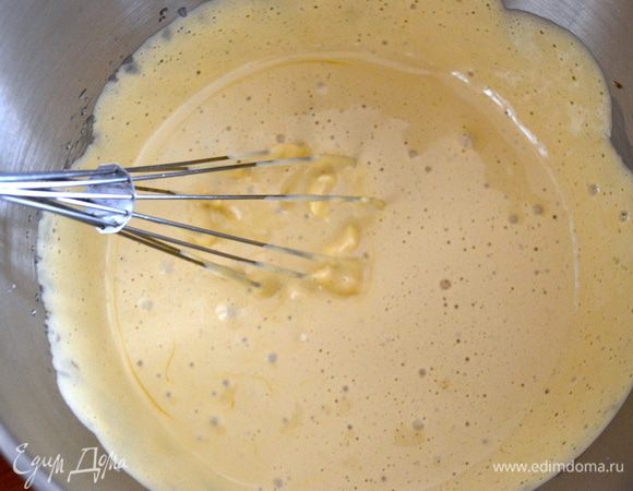 Перемешать венчиком маскарпоне (комнатной температуры!) и соединить с яичной массой.