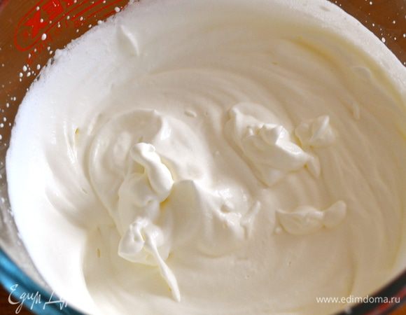 Сливки взбить до мягких пиков...