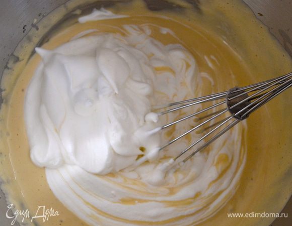 Добавить к крему и осторожно перемешать...