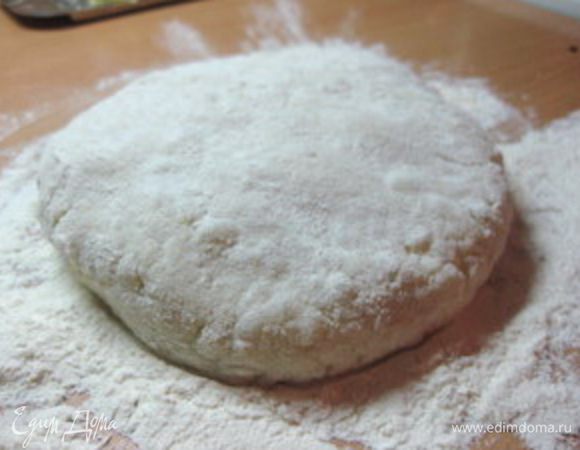 Картофель отварить в "мундирах", очистить и мелко натереть (или перекрутить на мясорубке), чтобы получилось однородное пюре. Добавить к нему муку, 1/2 ч. ложки соли и 1 яйцо, вымесить тесто.