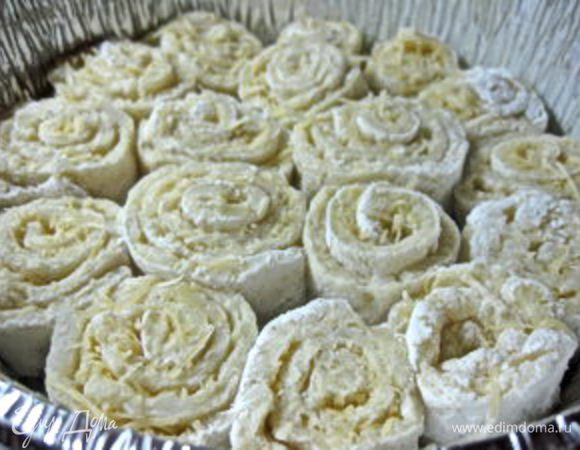 Смазать сливочным маслом форму, расставить в ней «улиток» (близко друг к дружке). 