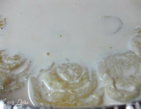 Взбить сливки с 2 яйцами и щепоткой соли. Вылить поверх «улиток» так, чтобы верх "улиток" был чуть-чуть виден. 