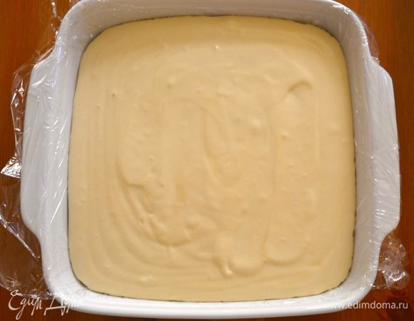 Заполнить кремом квадратную или прямоугольную форму и убрать в холодильник до застывания. Я выложила дно формы пищевой пленкой, чтобы в дальнейшем было удобнее работать с готовым муссом. 
