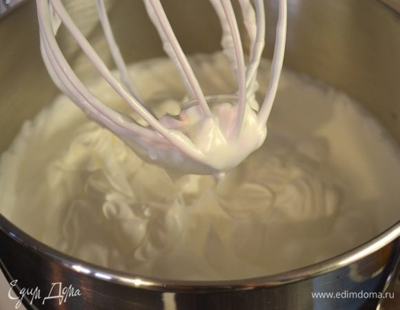 Теперь перейдем к приготовлению "коржей" для пирожного. Духовку между тем включить на 180 С и застелить противень пекарской бумагой. Начнем с приготовления белковой массы. Взбейте яичные белки до легкой пены, затем постепенно всыпайте сахарный песок и продолжайте взбивать до гладкого эластичного состояния. Оговорюсь еще раз, из указанного количества ингредиентов у Вас получится МНОГО белковой массы, поэтому их количество можете смело сократить вдвое!  
