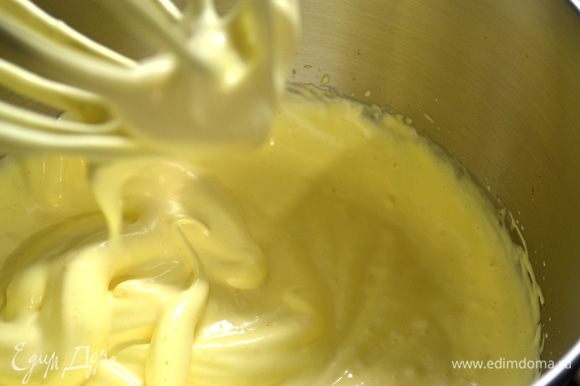 Теперь приготовить бисквитную массу. Взбить яичные желтки и целые яйца с сахарным песком, солью и ванильным экстрактом до увеличения массы в объеме и пока не посветлеет.