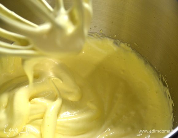 Теперь приготовить бисквитную массу. Взбить яичные желтки и целые яйца с сахарным песком, солью и ванильным экстрактом до увеличения массы в объеме и пока не посветлеет. 