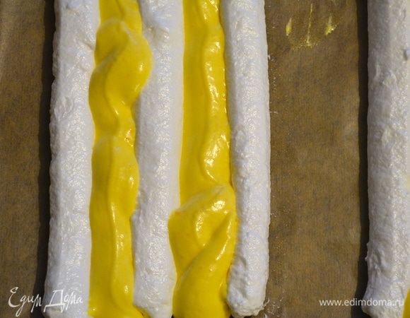 Бисквитное тесто также переложить в кондитерский мешок и заполнить им пространство между белковыми полосками. Получается две "заготовки" для пирожных. (У меня из указанного изначально количества ингредиентов получилось два таких противня) Присыпать поверхность сахарной пудрой.