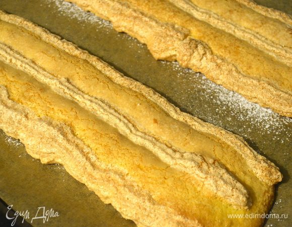 Поставить противень в разогретую духовку и выпекать до готовности, 15-20 минут при 180 С. Готовые коржи переложить вместе с бумагой на решетку и дать полностью остыть. Затем перевернуть на подготовленную поверхность и снять бумагу, на которой они выпекались.