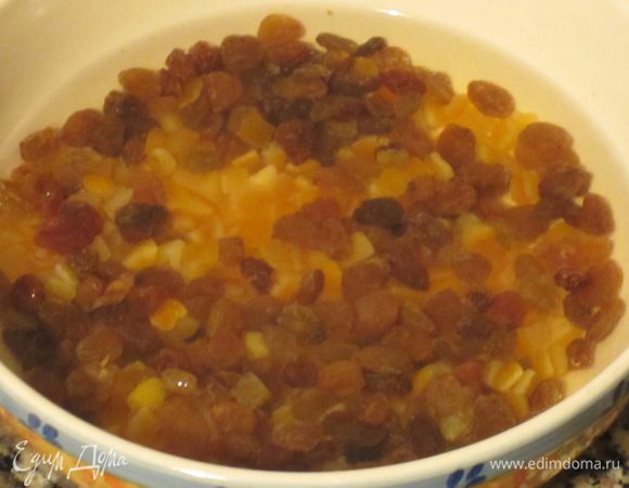 Изюм и  апельсиновые цукаты залить тёплой водой с 50 мл рома на 2 часа. Откинуть на дуршлаг, выложить на бумажное полотенце.