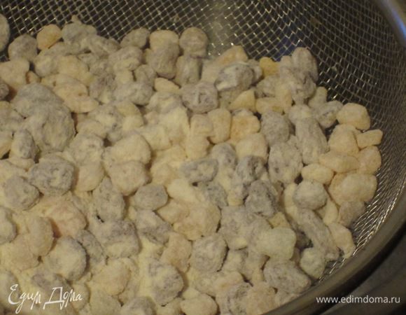 Затем обвалять в муке, положить в сито и просеять, чтобы удалить излишки муки.