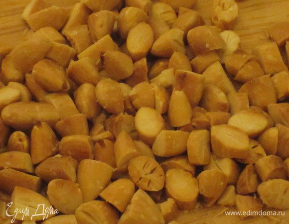 Имбирь натереть на мелкой тёрке. Миндаль выложить на противень с пергаментом и поставить в разогретую до 200 °С духовку на 5 минут (до золотистого цвета). Остудить и крупно порубить ножом.