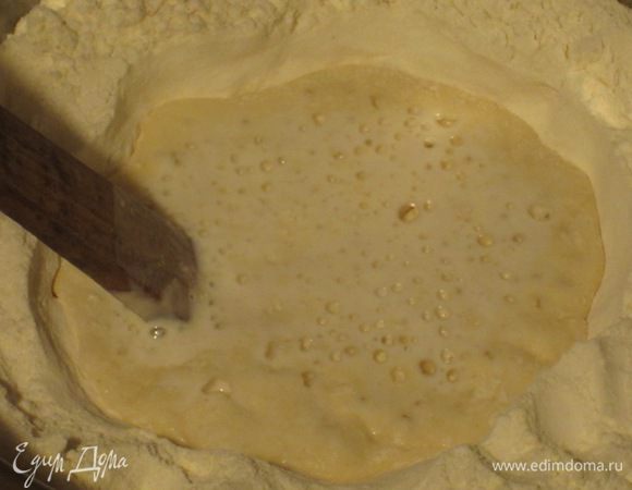 Высыпать муку в миску и сделать углубление в центре, влить дрожжи и слегка перемешать с небольшим количеством муки. Оставить опару в таком виде, не перемешивая с оставшейся мукой. Накрыть пищевой плёнкой и поставить на 30 минут в тёплое место.