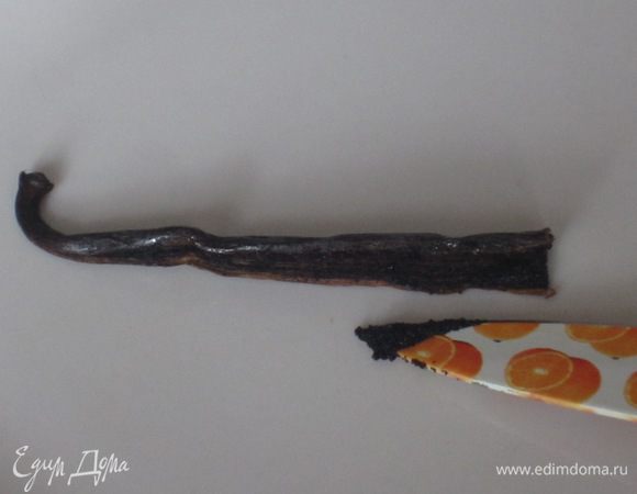 Стручок ванили открыть острым ножом и залить оставшемся слегка подогретым молоком. Дать немного  настояться  и процедить.