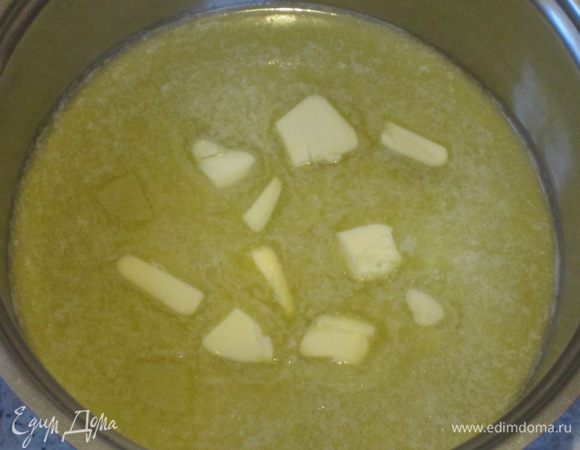  Сливочное масло растопить на водяной бане, остудить.