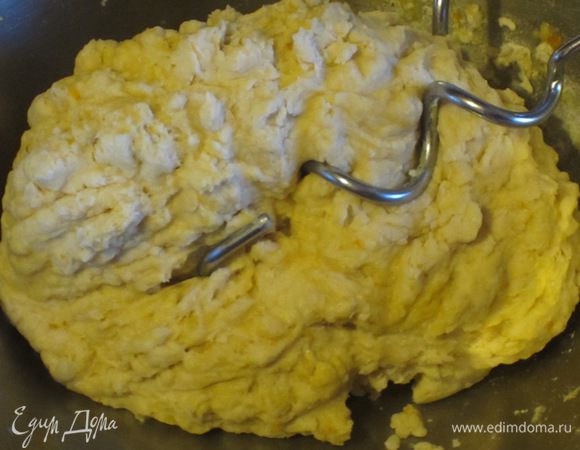 В миску с мукой и опарой добавить яично-молочную массу, ром, сахар и замесить тесто (я это делала миксером с насадками для теста).