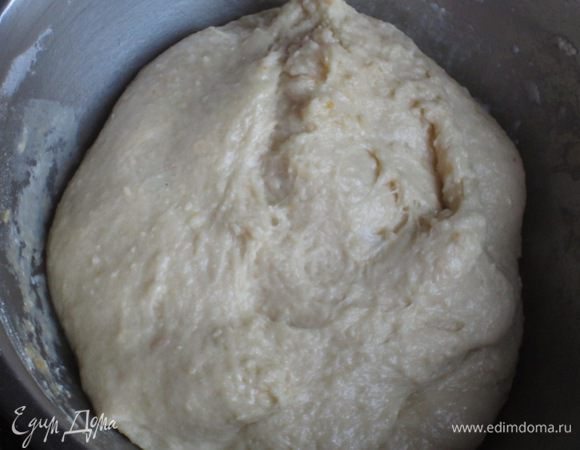 Постепенно ввести растопленное сливочное масло и вымесить тесто 10 минут.