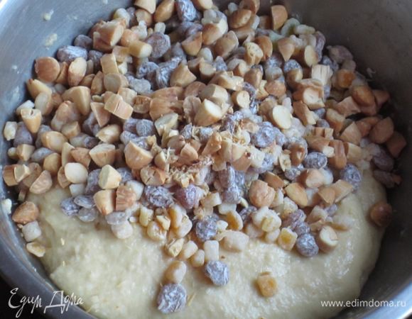 Добавить миндаль, цукаты, изюм и вымесить ещё несколько минут.