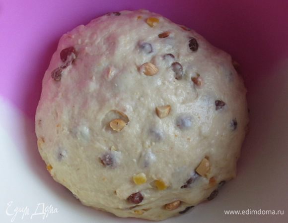 Сформировать шар, накрыть пищевой плёнкой и поставить тесто подходить в тёплое место на 1 час.