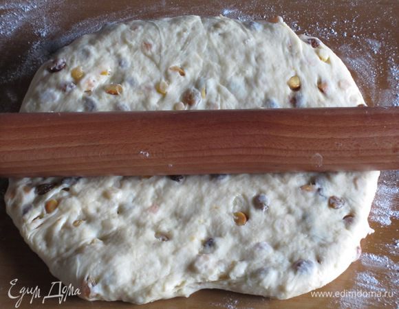 Тесто разделить на две части. Одну часть раскатать в прямоугольник и скалкой сделать углубление в центре и раскатать одну сторону более тонко.