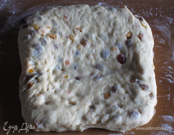 Тесто по бокам немного сдвинуть к центру, чтобы вернуть прямоугольную форму.