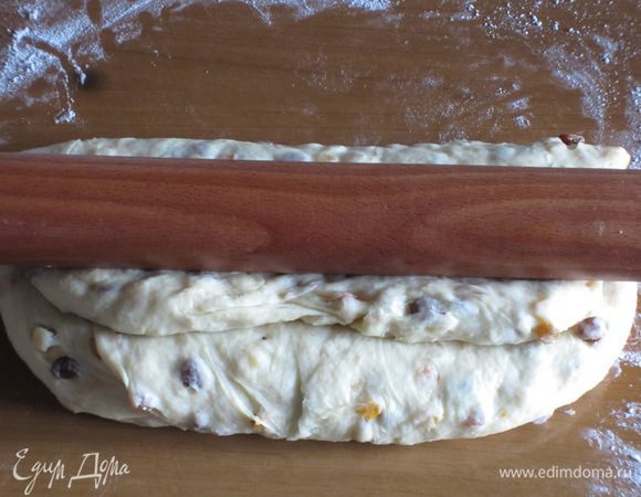 Сложить тесто пополам, причём сверху должна быть раскатанная тонко сторона. Опять сделать скалкой углубление по центру штоллена. Точно так же сформировать второй штоллен.