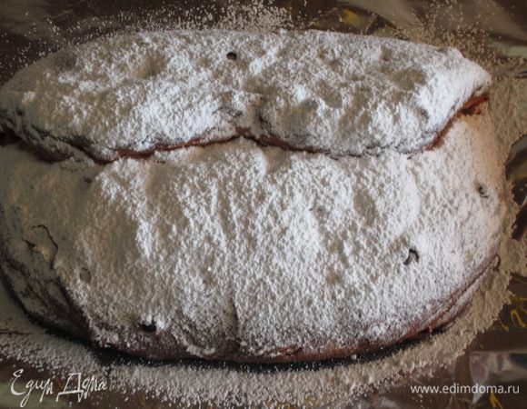 Готовые штоллены обильно смазать растопленным сливочным маслом, посыпать сахарной пудрой и остудить. Завернуть в пищевую фольгу и хранить в прохладном месте (не в холодильнике!) до Рождества (2-3 недели).