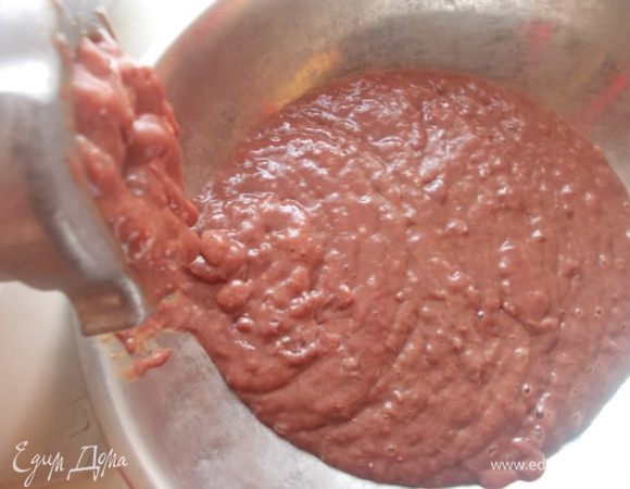 Печень помолоть в мясорубке. У меня свиная и поэтому я замочила её предварительно в молоке, на полчаса. Говяжью,тоже можно замочить,она станет нежнее. 