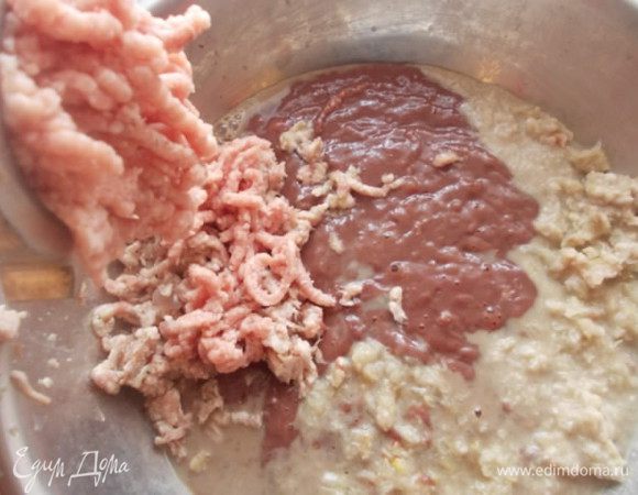 К печени помолоть лук,чеснок и мясо. Лучше, чтобы свинина была с жирком.
